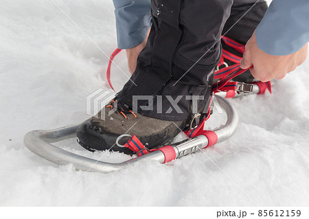雪山トレッキングでワカンを付ける 85612159