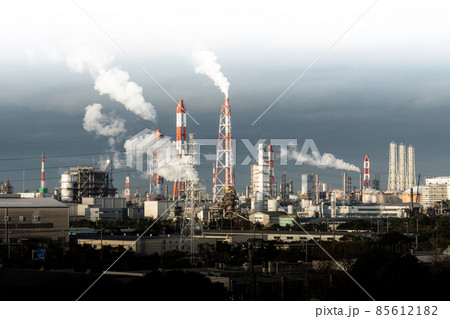 煙を上げるコンビナートの煙突群 85612182