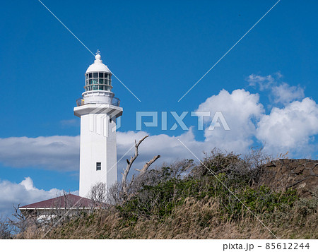 千葉県館山にある野島埼灯台。青空と白い灯台の風景。 85612244
