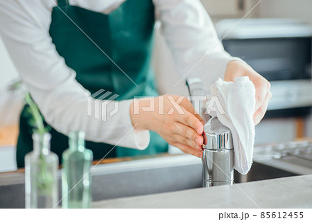 ハウスクリーニングする女性(水道) ハウスクリーニングする女性(水道) 85612455