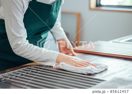 ハウスクリーニングする男女（台拭き・水道） 85612457