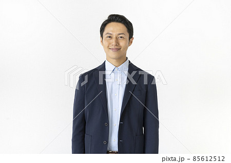 30代の男性 カメラ目線 ポートレート 30代の男性 カメラ目線 ポートレート 85612512