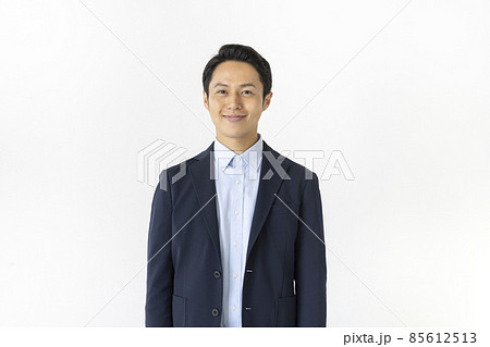 30代の男性　カメラ目線　ポートレート 85612513
