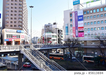 神奈川県藤沢市　藤沢駅南口駅前の連絡歩道橋と周辺町並み 85613694