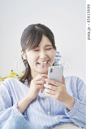 女性　スマホ　リビング 85613699