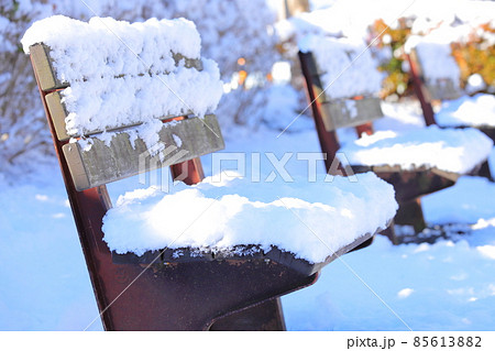 雪の積もったベンチ 85613882