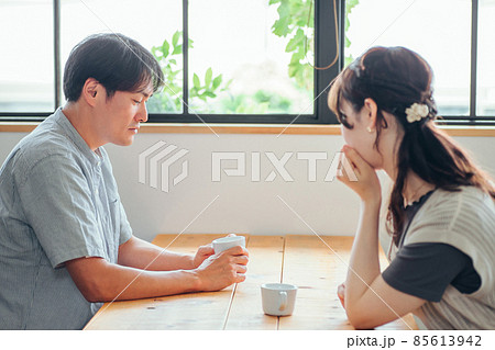 おしゃれ空間でコーヒーを飲む男女(悩む) おしゃれ空間でコーヒーを飲む男女(悩む) 85613942