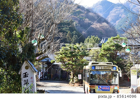 厚木市七沢温泉郷　広沢寺温泉バス停と神奈中バスと玉翠楼 85614096