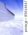 飛行機の窓から見えるすばらしい景色　紺色の空　光 85614647