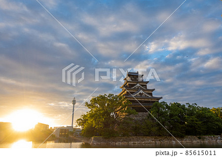 《広島市》朝日を浴びる広島城 《広島市》朝日を浴びる広島城 85615011
