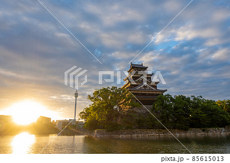 《広島市》朝日を浴びる広島城 85615013