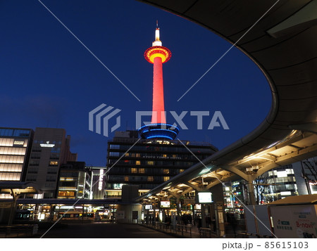 京都タワー　開業57周年　レッドライトアップ 85615103