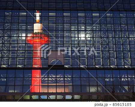 京都タワー　開業57周年　レッドライトアップ 85615105