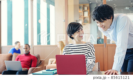 カジュアルなオフィスで働く日本人男女 カジュアルなオフィスで働く日本人男女 85615121