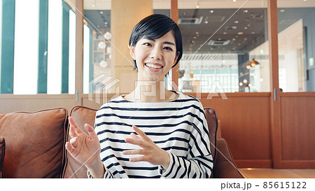 話をする女性　インタビュー　ビデオ通話 85615122