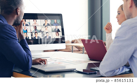 ビデオ会議に参加する人々　グローバルビジネス 85615131
