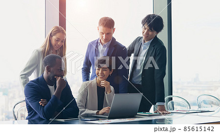 ミーティングする多国籍グループ　グローバルビジネス 85615142