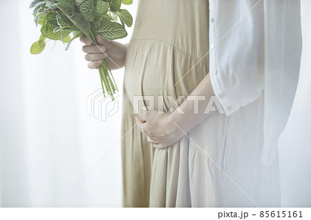花束を持つ妊婦 85615161