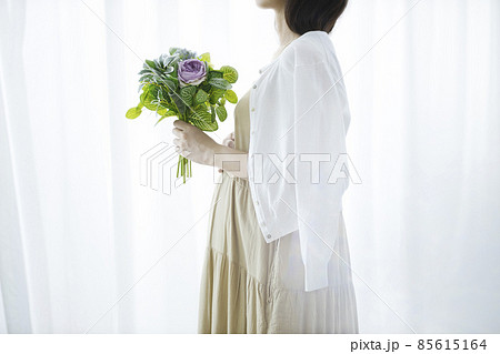 花束を持つ妊婦 85615164