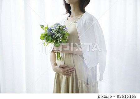 花束を持つ妊婦の写真素材