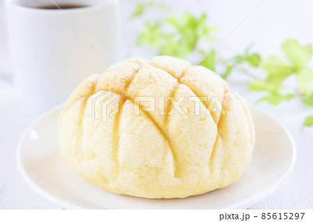 美味しいメロンパンとホットコーヒーのカフェタイム 美味しいメロンパンとホットコーヒーのカフェタイム 85615297