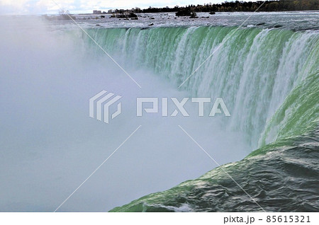 カナダから見たナイアガラのカナダ滝 85615321