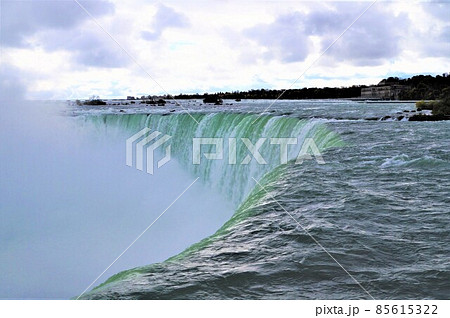 カナダから見たナイアガラのカナダ滝 85615322