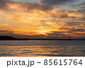 東京湾の日の出 85615764