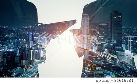 モバイル端末を使う人物シルエットと都市 モバイル端末を使う人物シルエットと都市 85616531