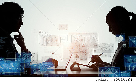 オフィスで作業する人々のシルエット　デジタルトランスフォーメーション  85616532