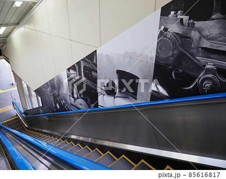 JR高崎駅 SL仕様のホーム(エスカレーターの壁にSLのラッピング) JR高崎駅 SL仕様のホーム(エスカレーターの壁にSLのラッピング) 85616817