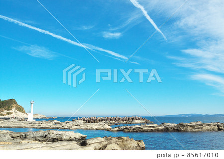 青空と海岸と灯台 85617010