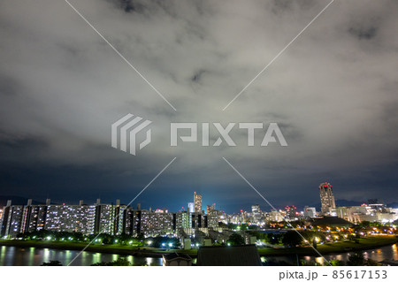 《広島市》夜景 球場の照明でライトアップされた高層ビル群 85617153