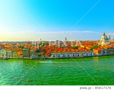 Beautiful view from Grand Canal on colorful facades of old medieval houses in Venice Beautiful view from Grand Canal on colorful facades of old medieval houses in Venice 85617376