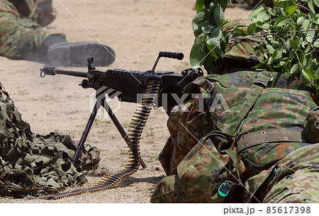 駐屯地祭の模擬戦で、分隊支援火器（ミニミ）の空砲射撃 85617398