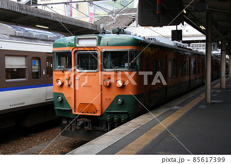 JR西日本の113系電車（旧湘南色） 85617399