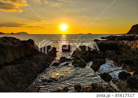 海辺の夕景:軍艦島を望む 海辺の夕景:軍艦島を望む 85617517