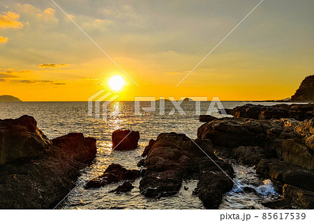 海辺の夕景：軍艦島を望む 85617539