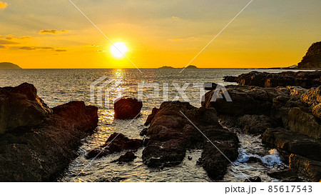 海辺の夕景:軍艦島を望む 海辺の夕景:軍艦島を望む 85617543