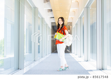 キャンパスの若い大学生の女の子 キャンパスの若い大学生の女の子 85617548