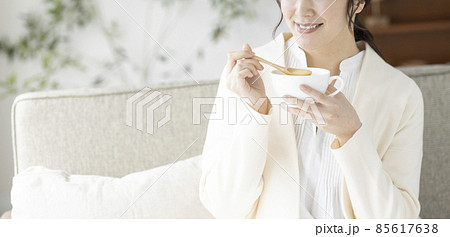 女性　食事　ライフスタイル 85617638