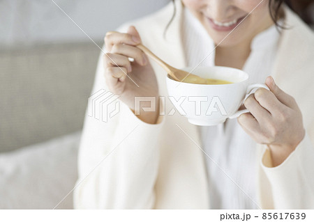 女性　食事　ライフスタイル 85617639