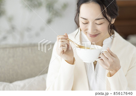 スープを飲む女性 85617640