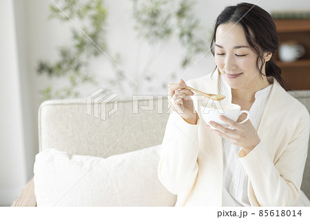 女性　食事　ライフスタイル 85618014