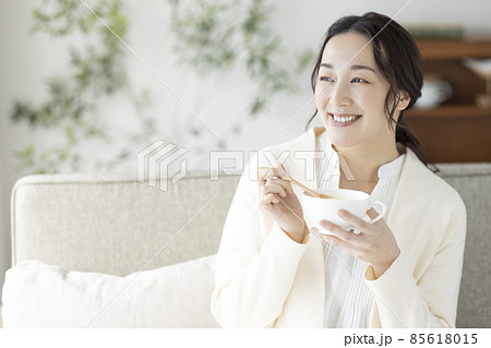 女性　食事　ライフスタイル 85618015