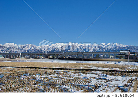 富山県入善町から見た冬の北アルプスと北陸新幹線の高架橋 85618054