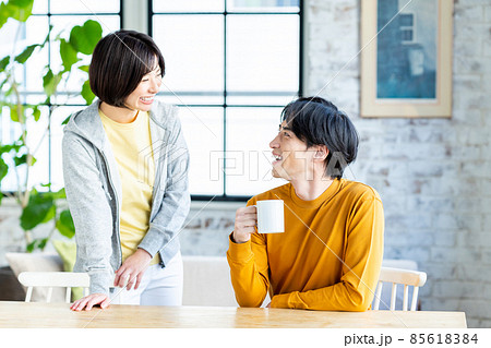 ダイニングでくつろぐ若いカップル ダイニングでくつろぐ若いカップル 85618384