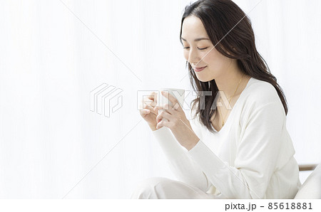 女性　ライフスタイル　リラックス　ティータイム  85618881