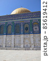 エルサレム、イスラム教の聖地神殿の丘にある岩のドームのタイル模様 85619412