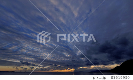 冬の夕景・海と降雪前の夕空・広角 85619930